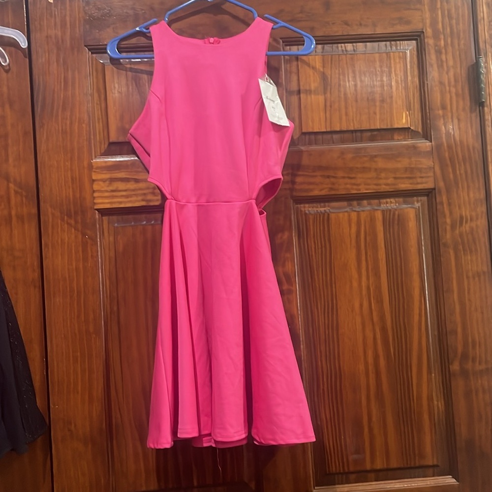 Belongski Elegant Pink Sleeveless Dress